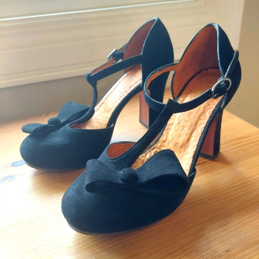 Chi Mihara Suede Pumps w/ black bow tie